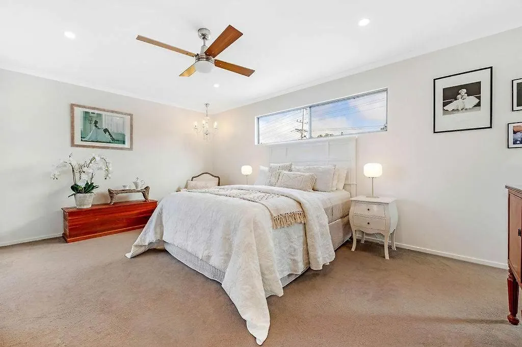 Luxury 5-Bedroom Canal-Front Retreat In Mooloolaba Holiday home