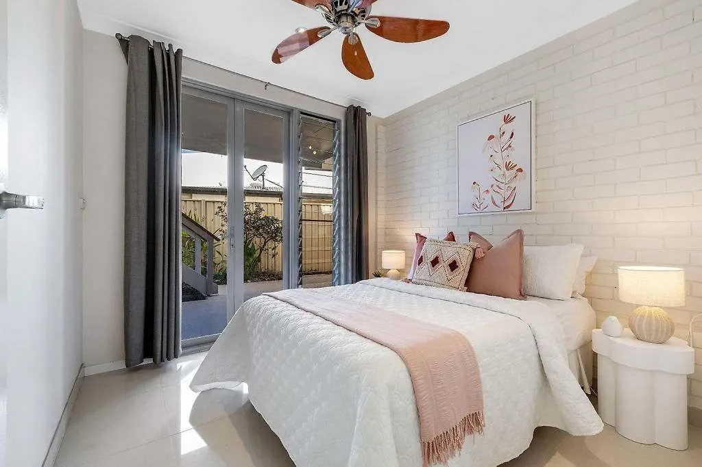 Luxury 5-Bedroom Canal-Front Retreat In Mooloolaba