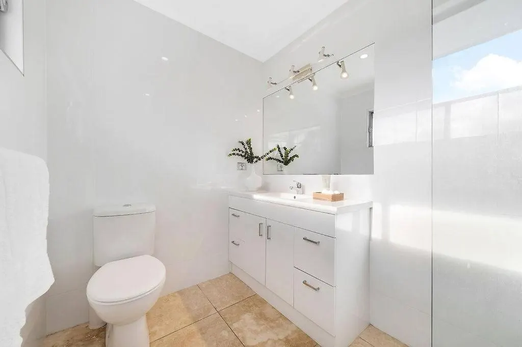 Luxury 5-Bedroom Canal-Front Retreat In Mooloolaba Holiday home