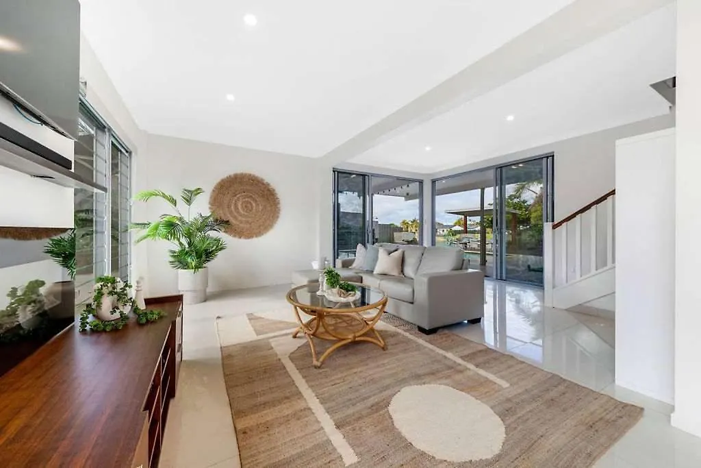 Luxury 5-Bedroom Canal-Front Retreat In Mooloolaba