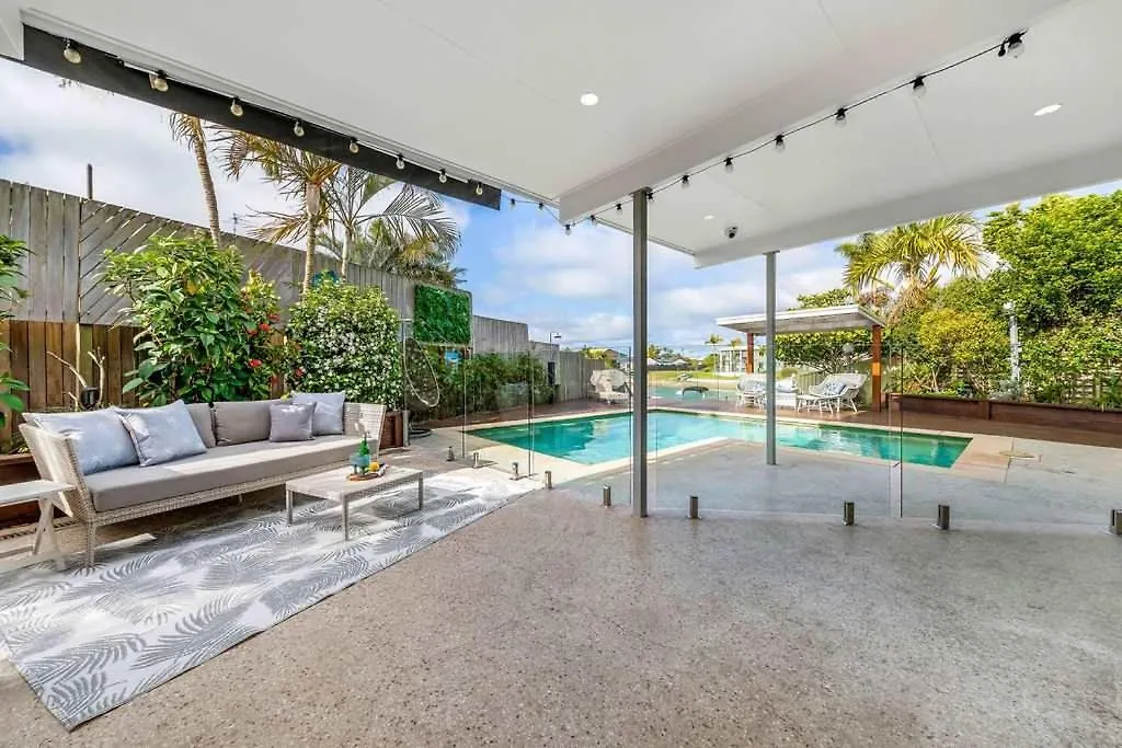 Luxury 5-Bedroom Canal-Front Retreat In Mooloolaba Holiday home
