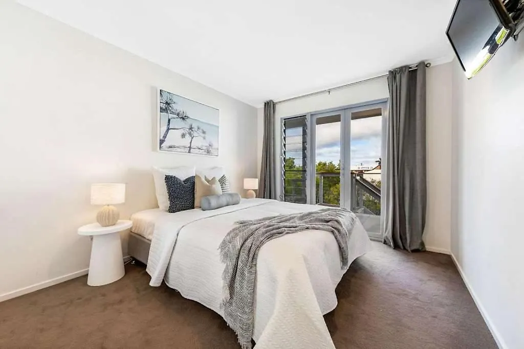 Luxury 5-Bedroom Canal-Front Retreat In Mooloolaba Holiday home