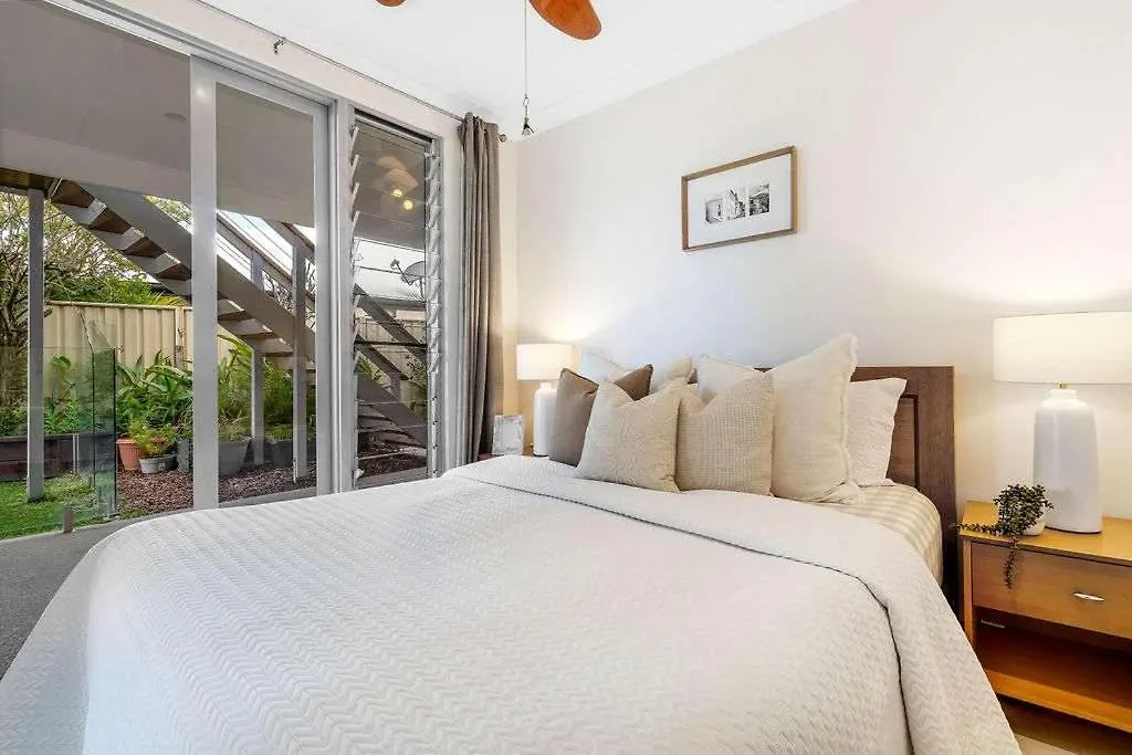 Luxury 5-Bedroom Canal-Front Retreat In Mooloolaba Ferienhaus